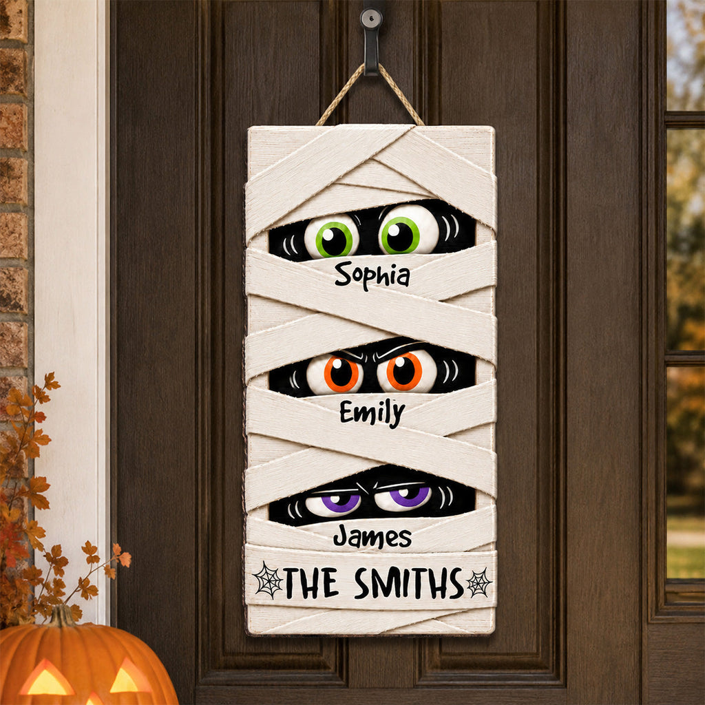 TjtggQkxUn__pod220260724622_mummy family peeking eyes 2d flat personalized wood sign funny halloween family decoration_pham duy anh_web 1
