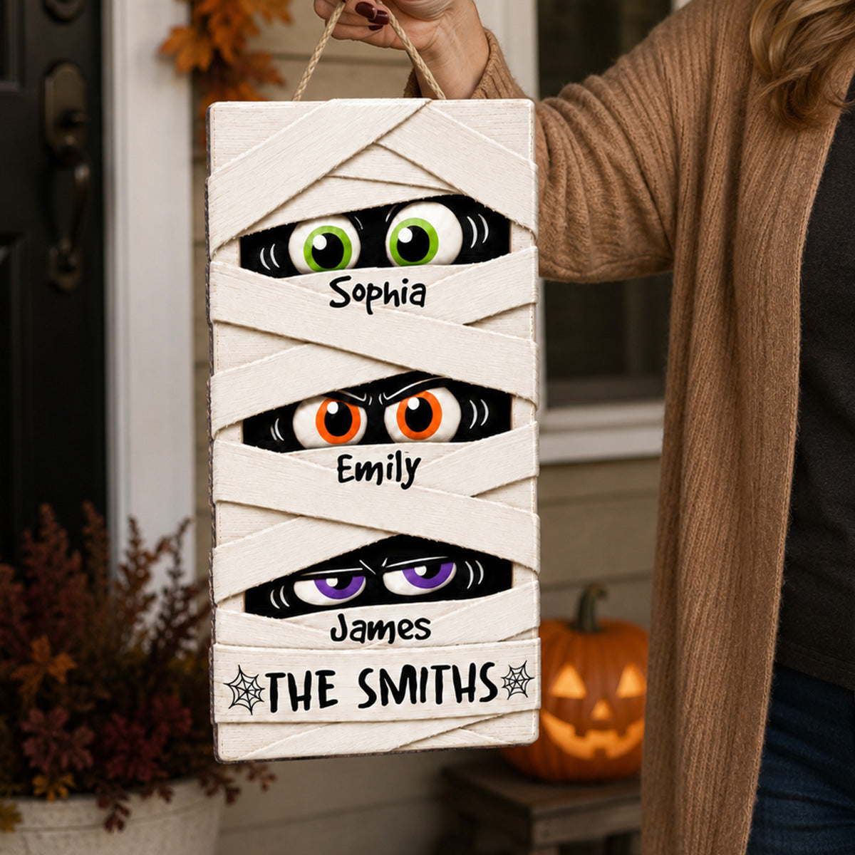 we7GMJujXW__pod220260724622_mummy family peeking eyes 2d flat personalized wood sign funny halloween family decoration_pham duy anh_web 4